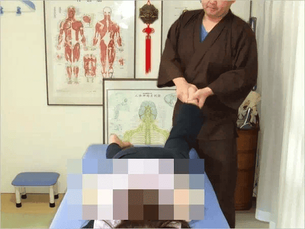 独自技術を用いた腰への施術の模様