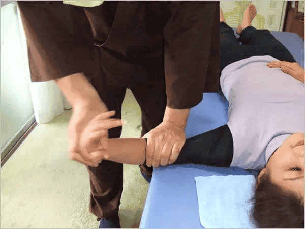 腕への施術の模様
