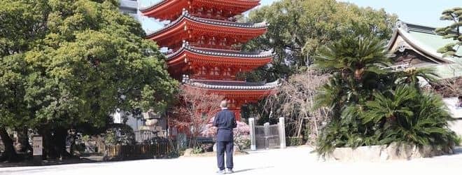 東長寺五重塔を見上げる整体師・瀬戸貴史