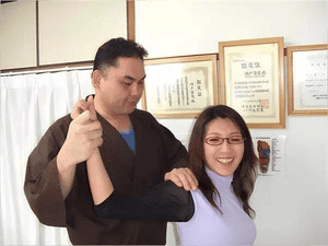 施術をしているマハロ整体ルームの院長・瀬戸貴史